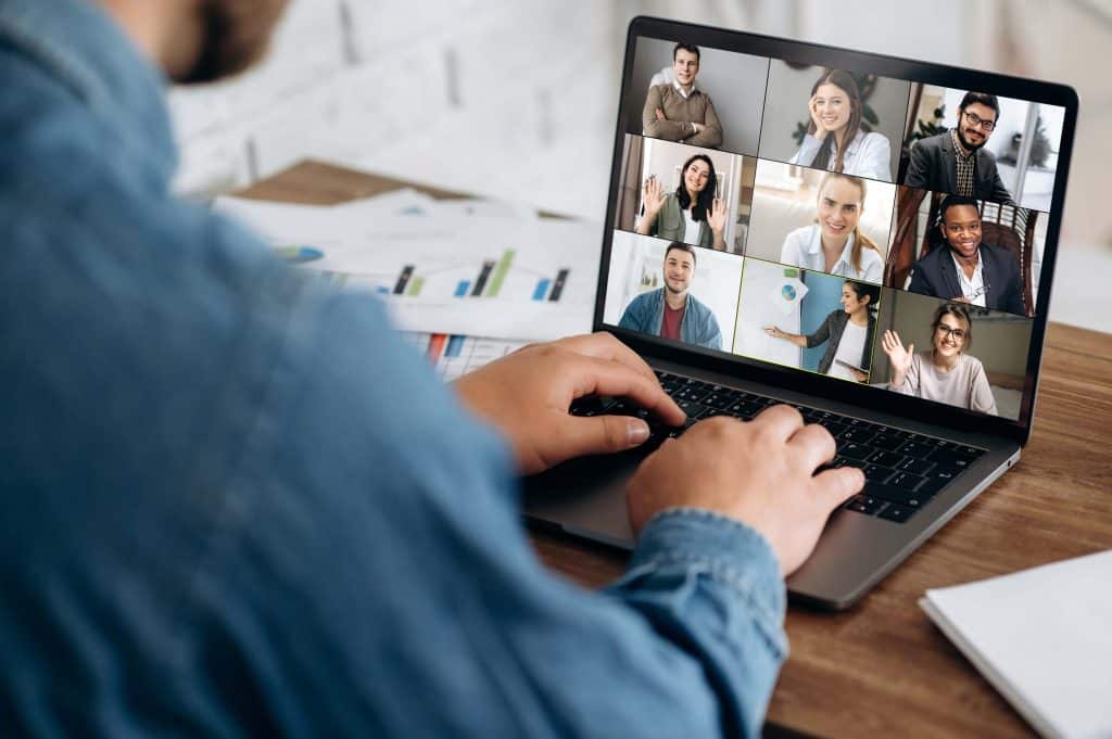 Laptop mit Videokonferenz und mehreren Teilnehmern - Webmeetings