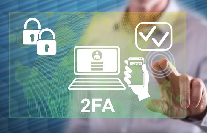 Person aktiviert Zwei-Faktor-Authentifizierung auf einem digitalen Interface
