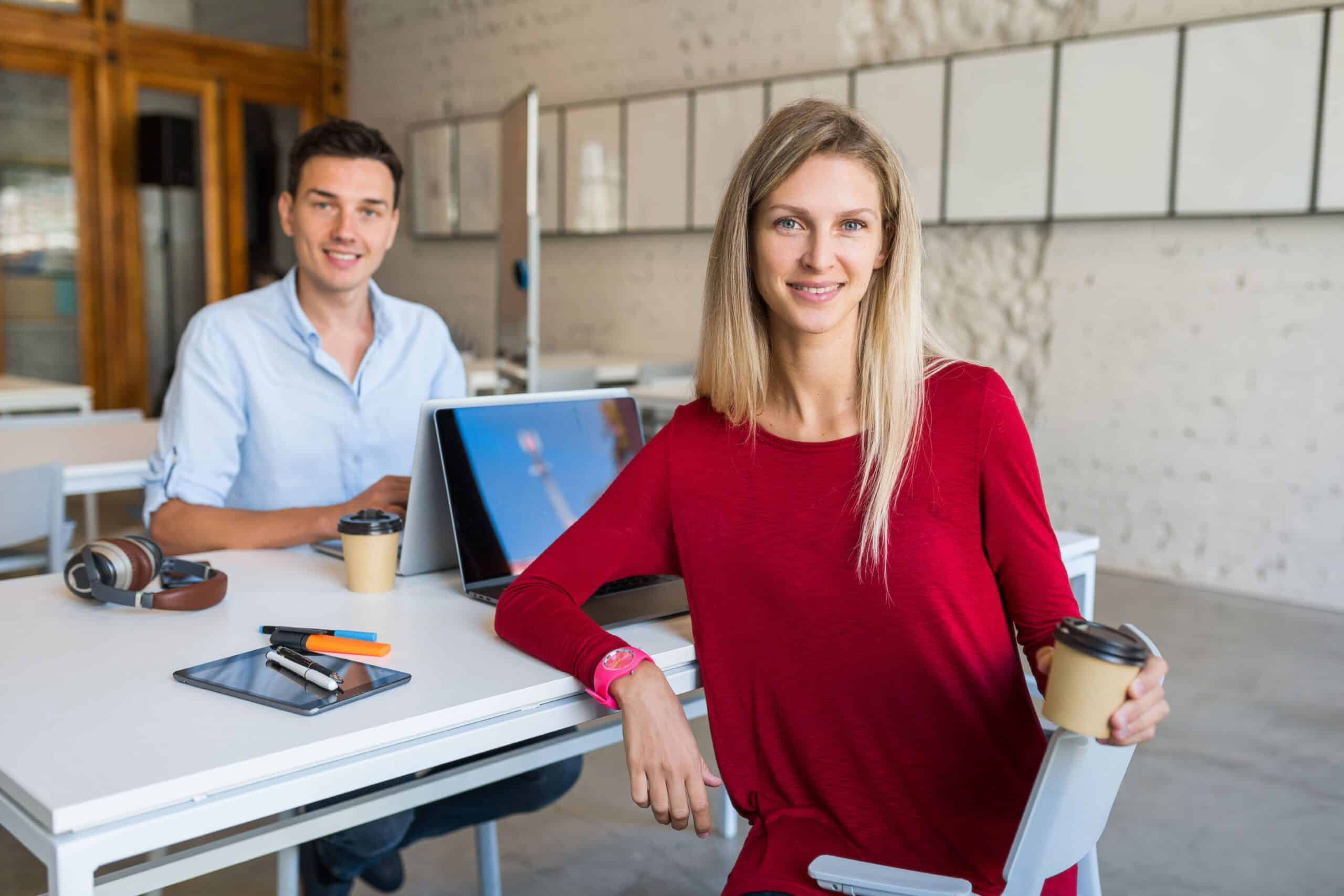 Zwei Mitarbeitende arbeiten entspannt im modernen Büro