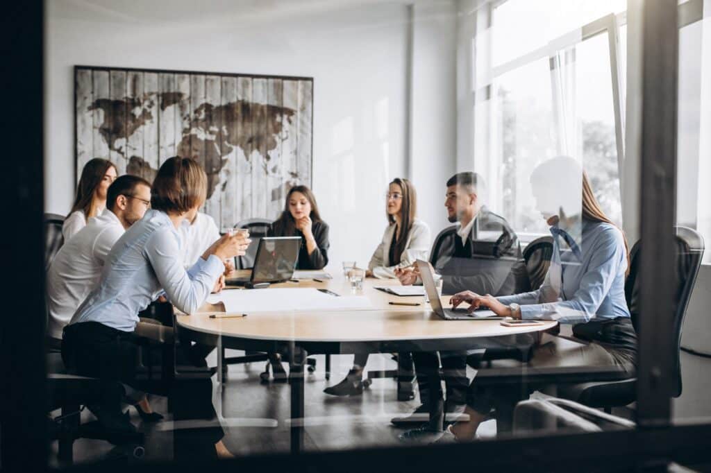 Business-Ökosysteme: Großes Team von Professionals in einem modernen Konferenzraum