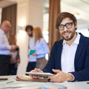 Business-Mitarbeiter mit Tablet im Meetingraum während der Software-Demo